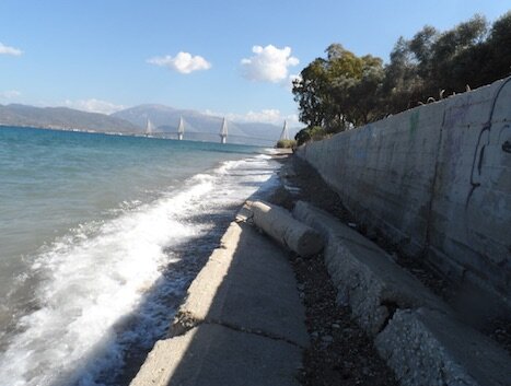 Βάρβαρη καταπάτηση του αιγιαλού στον Καστελόκαμπο